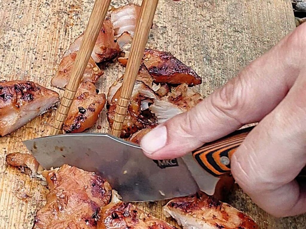 Автор отметил, что Packout Skinner заслуживает гордости у Nessmuk. Лезвие из нержавеющей стали MagnaCut и рукоятка из G-10 делают нарезку курицы в соусе терияки легкой и приятной.