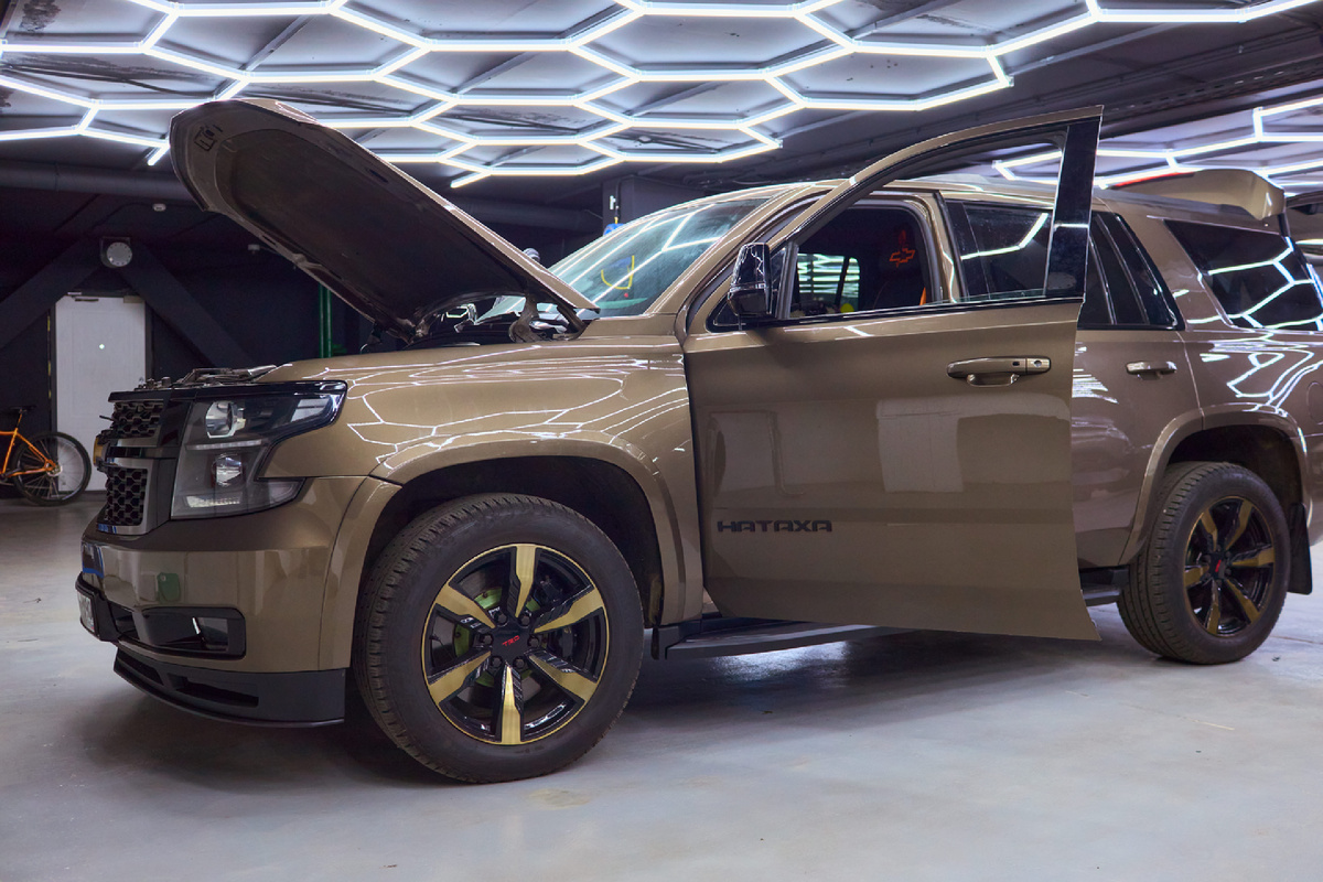 Источник фото: https://custom-heroes.ru/raboty/vid-uslugi/avtozvuk/chevrolet-tahoe-ustanovka-sistemy-krugovogo-obzora-360-i-videoregistratora/
