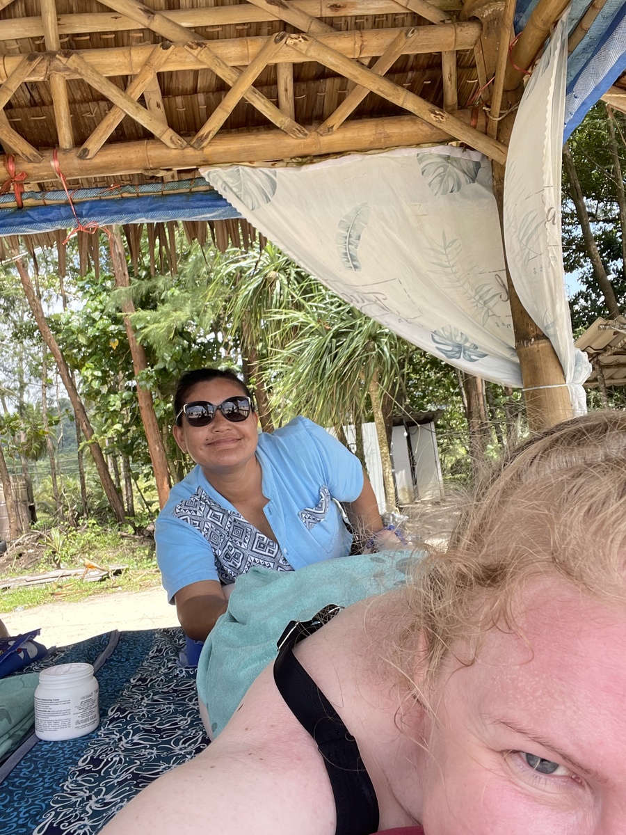 Я и моя массажистка. Удивляюсь крепости ее пальцев и силе рук. 