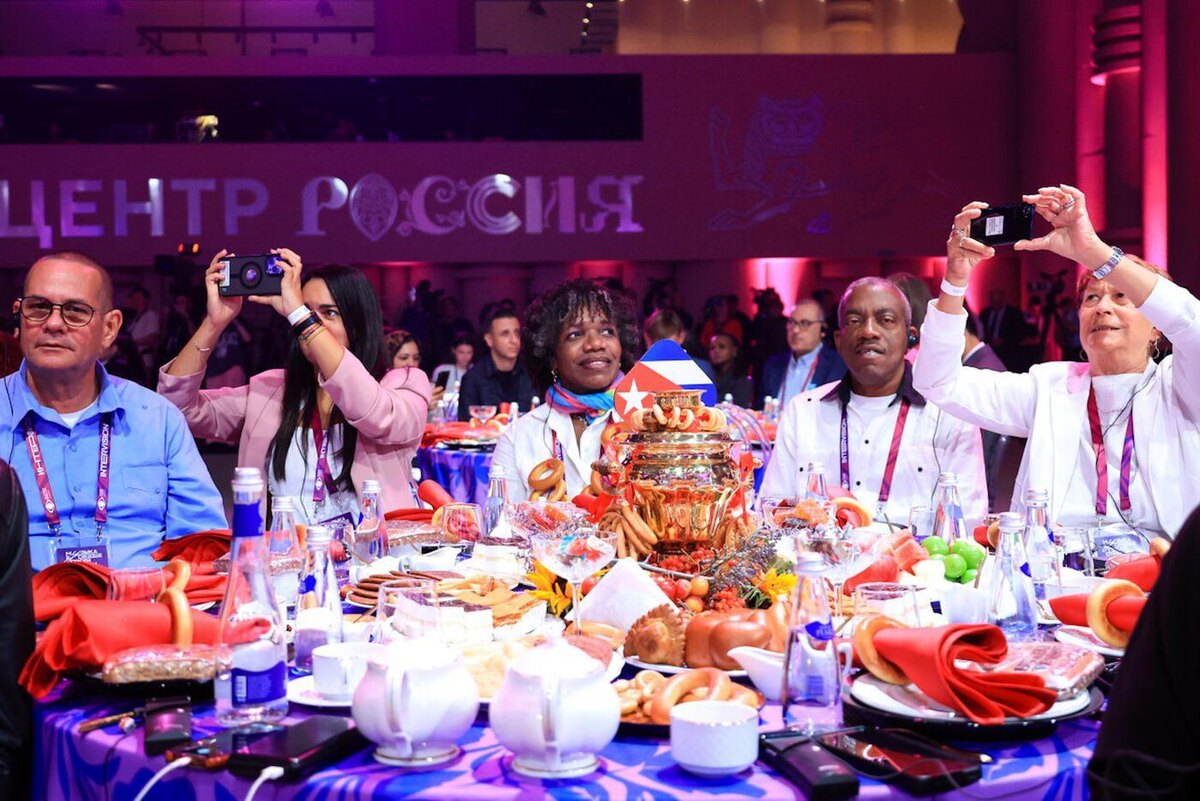 Певица Сулема Иглесиас Саласар (в центре), представляющая Кубу, выступит первой и откроет конкурс "Интервидение"-2025 сегодня, 20 сентября. @Валерий Шарифулин / Пресс-служба "Интервидения"