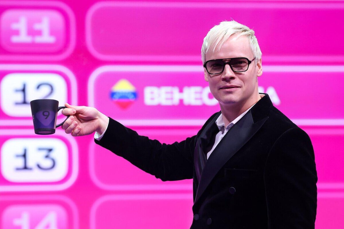 Валерий Шарифулин / Пресс-служба "Интервидения"
Певец SHAMAN (Ярослав Дронов), представляющий Россию, во время жеребьёвки международного музыкального конкурса "Интервидение"-2025 в национальном центре "Россия".