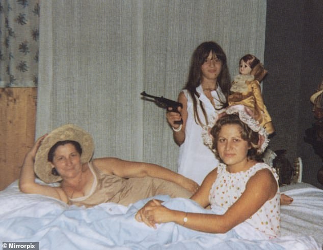 Мария Серрайно с дочерью и внучкой