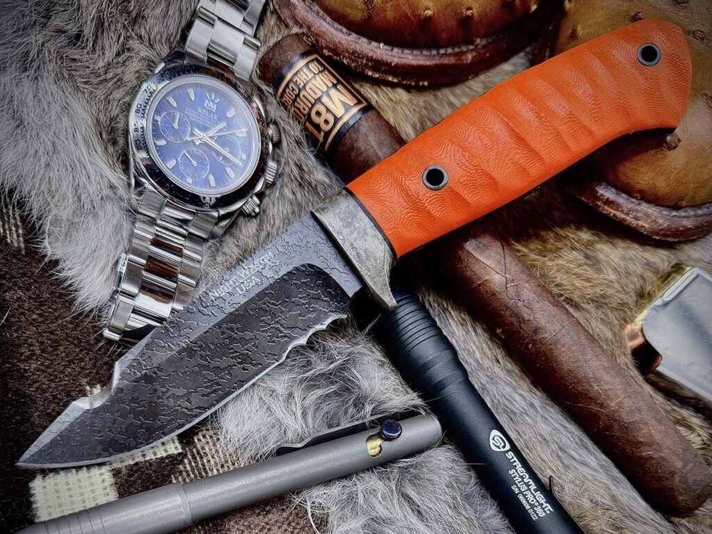 Нож Sojourn от Алекса Харрисона из Night Watch Knives — это настоящее произведение искусства. Лезвие из нержавеющей стали CPM 154 имеет стильное покрытие War Wash. Рукоять из текстурированного G-10 обработана пескоструйным методом и дополнена черными вставками и полыми штифтами для надежного захвата. Гарда из никеля, а сужающийся хвостовик обеспечивает прочность и удобство. Общая длина ножа — 8 дюймов. Лезвие заточено полой заточкой, толщина обуха — всего 0,010 дюйма.

Харрисон добавил выемку для лигатуры, что позволяет безопасно выполнять агрессивные обратные разрезы. Цена ножа — 500 долларов.