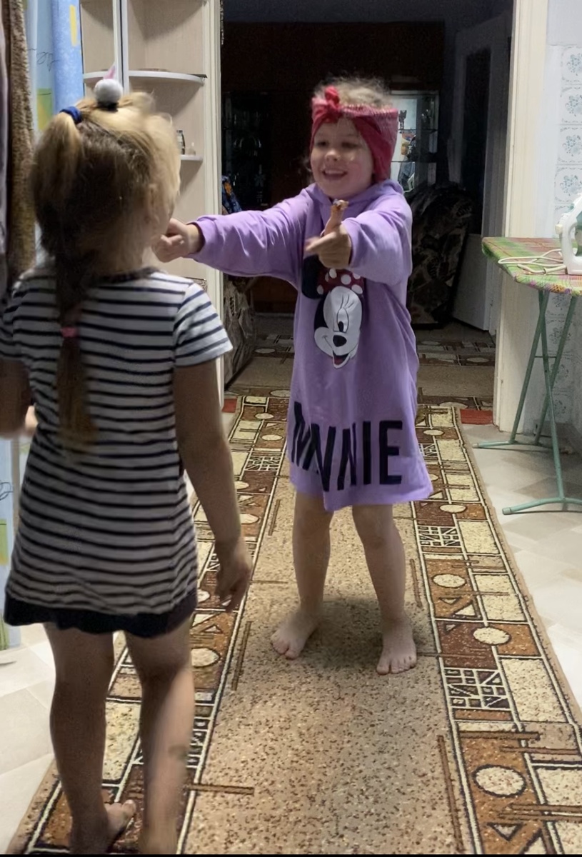 Пришла соседка Настя. Фото автора.