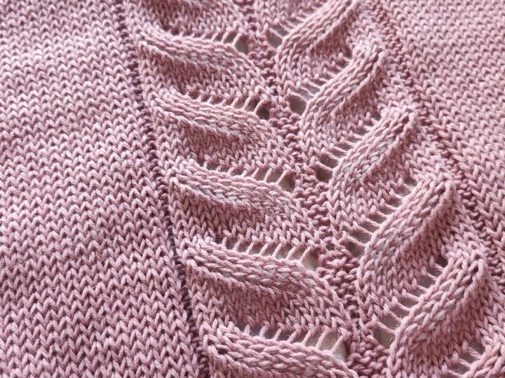 Вяжу жилет с ажурным узором