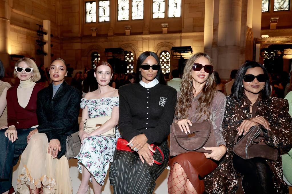 Naomi Watts, Tessa Thompson, Emma Roberts, Ciara, Jessica Alba и Mindy Kaling на показе Tory Burch весна/лето 2026 во время Недели моды в Нью-Йорке, 15 сентября 2025 года