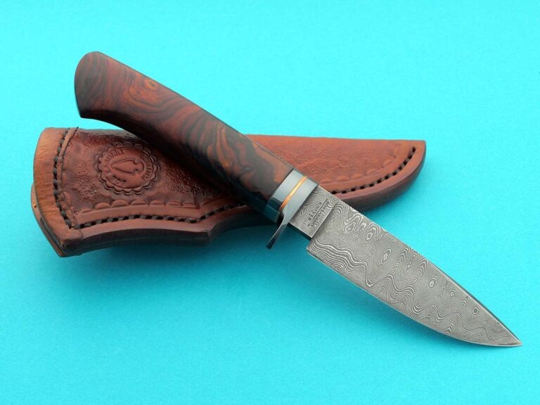 Производитель: Bob Earhart
Модель: Spring River Hunter
Длина клинка: 4,75 дюйма
Материал клинка: Дамасская сталь с узором «лесенка»
Материал гарды: Вороненая углеродистая сталь с бронзовой накладкой
Материал рукояти: Железное дерево пустыни
Общая длина: 9,75 дюйма
Ножны: Кожаные, изготовленные по заказу Боба Эрхарта