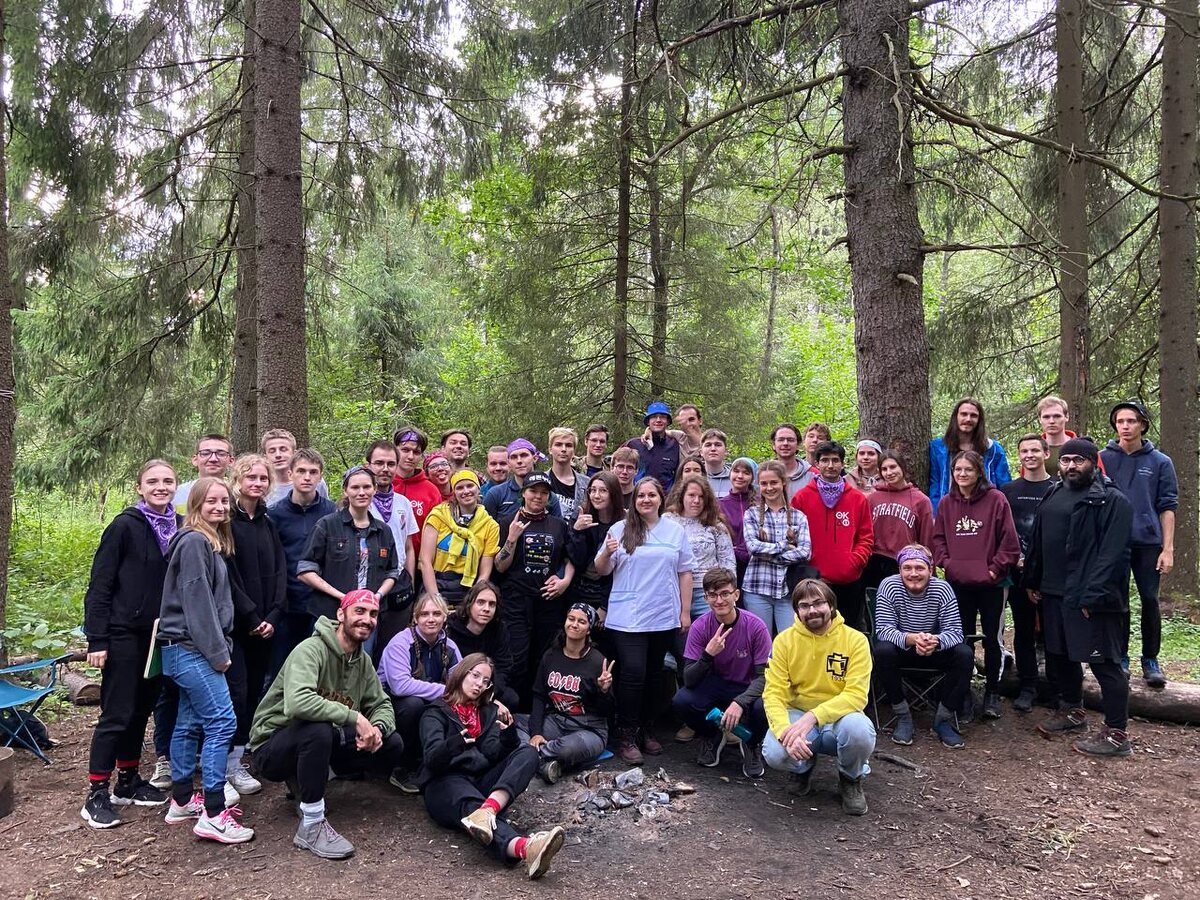 Я и групповоды-физики где-то в Подмосковном лесу ⚡
