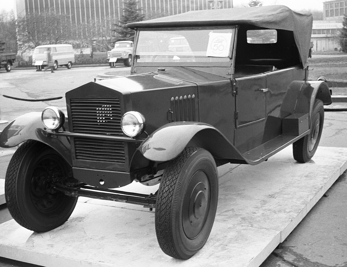 НАМИ-1 - первый легковой автомобиль, созданный в СССР. 