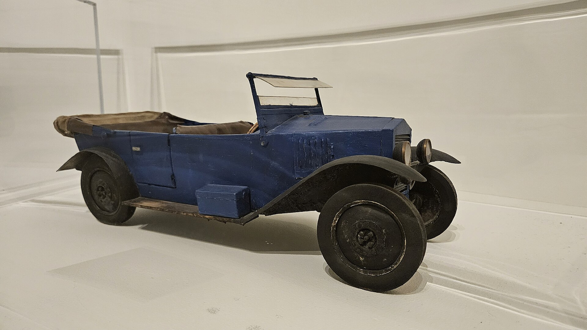 Выставка транспорта в павильоне номер 20 ВДНХ.