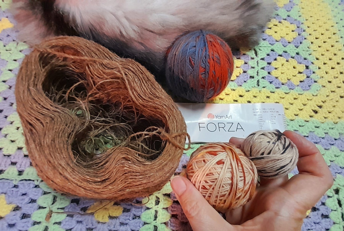 В подмот взяла тоненькую однониточную Рассказовскую пряжу. А вот эти 2 моточка в моей руке - это те части пряжи которые я вырезала и вязать в этом носке не буду 