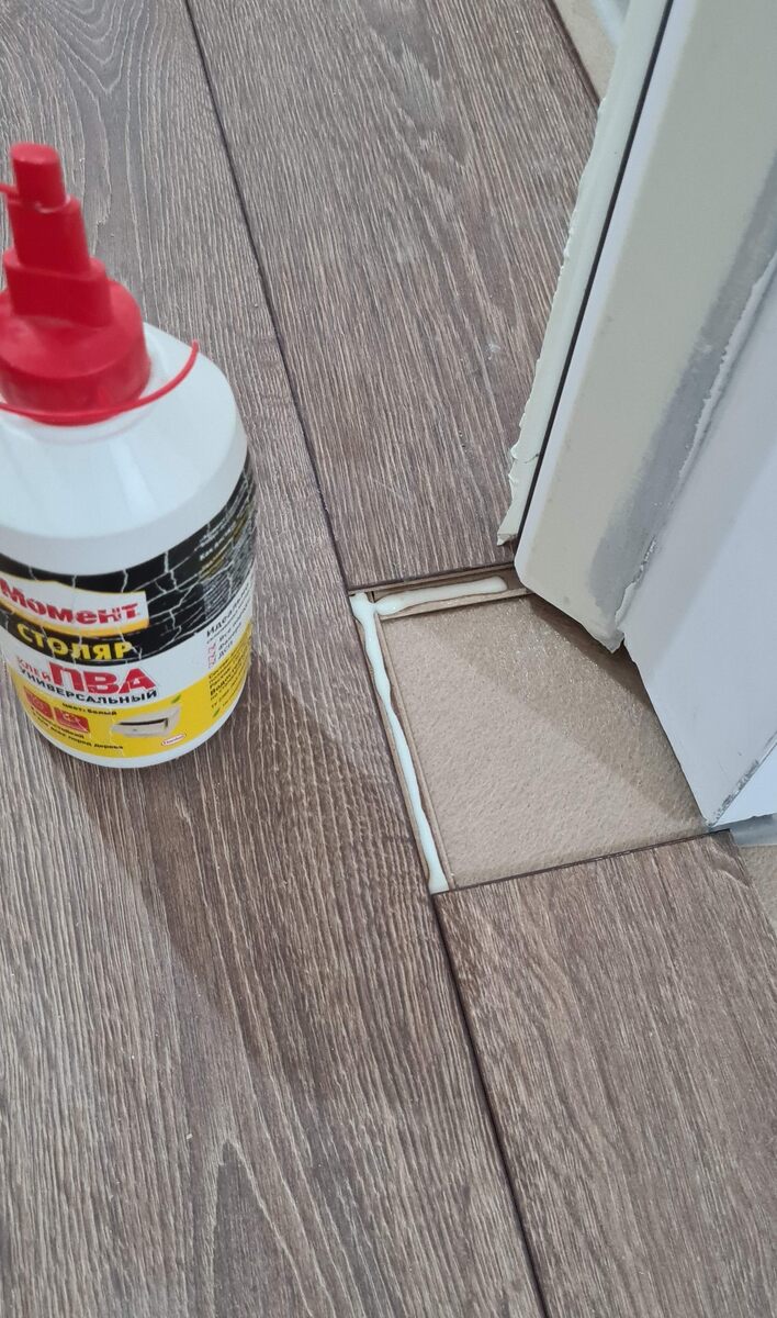 Маленький кусочек на замках держаться не будет: сажаем его на клей