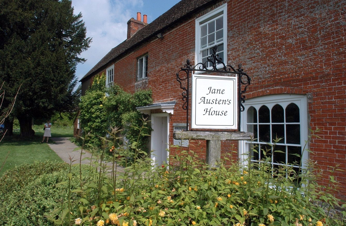 Чотон-коттедж в Хэмпшире. Здесь писательница провела последние восемь лет своей жизни.  Теперь это дом-музей, где хранится коллекция предметов, связанных с писательницей, в том числе прядь её волос, драгоценности и письма, первые издания её книг, мебель, текстиль, сшитое ею одеяло из лоскутов и стол, за которым она писала свои романы.