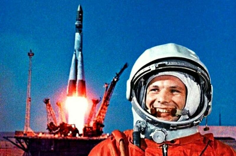 Знаменитая фотография, на которой космонавт Ю.А. Гагарин в шлеме без надписи СССР. Источник фото: https://dzen.ru/a/YpY7IIYTejfuABJK