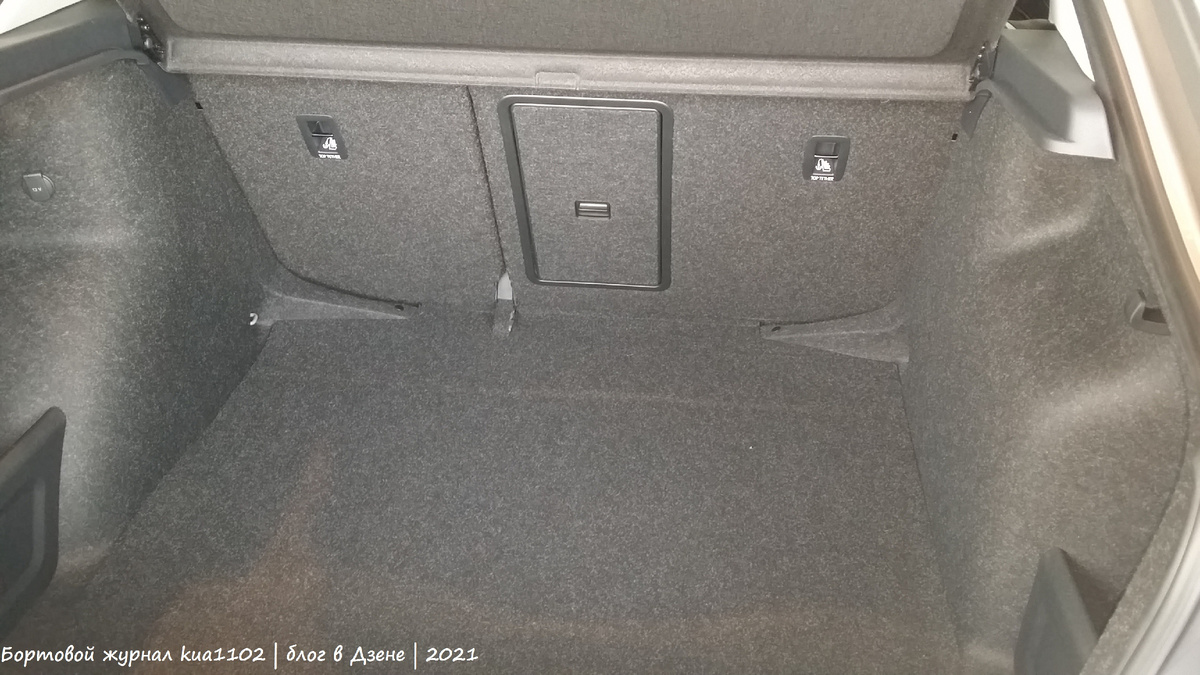 Багажное отделение в автомобиле Volkswagen Polo в кузове лифтбек. Автор фотографии kua1102