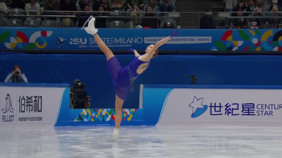    Виктория Сафонова на льду в Пекине. Фото: стоп-кадр прямой трансляции ISU