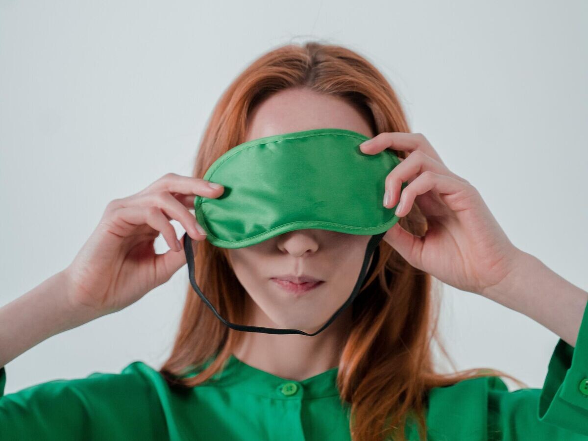    Девушка с маской для сна© Pexels/cottonbro studio