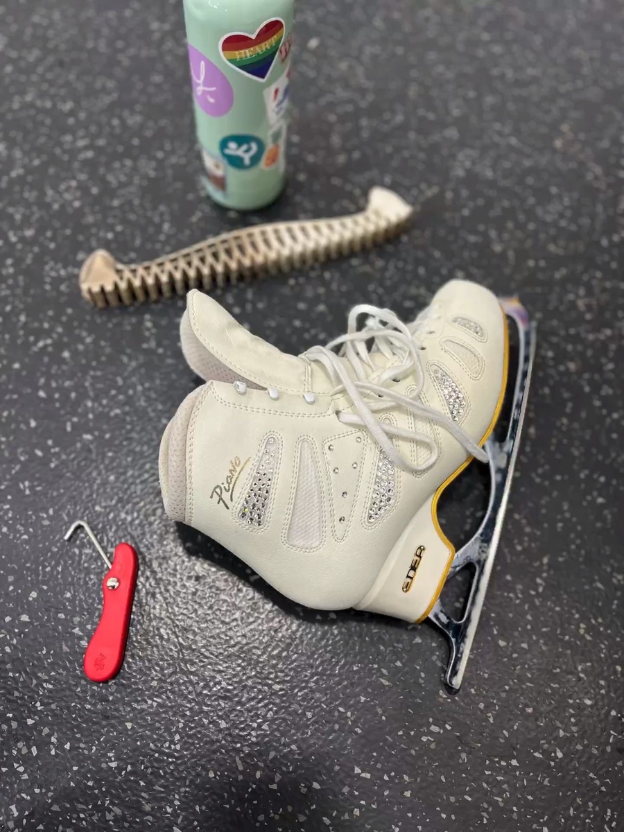 -Многие, кто хотел бы заниматься фигурным катанием, говорят: «Фигурное катание-это дорого. Нужно покупать костюмы,платья, коньки и многое другое». Давайте разберемся так ли это или нет.