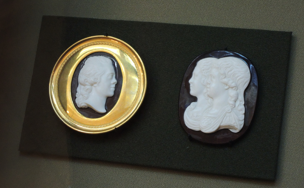 Камеи работы Марии Федоровны с изображением мужа и старших сыновей, 1790 и 1791 год. Изображение взято здесь: https://ru.wikipedia.org/wiki/%D0%9C%D0%B0%D1%80%D0%B8%D1%8F_%D0%A4%D1%91%D0%B4%D0%BE%D1%80%D0%BE%D0%B2%D0%BD%D0%B0_(%D0%B6%D0%B5%D0%BD%D0%B0_%D0%9F%D0%B0%D0%B2%D0%BB%D0%B0_I)#/media/%D0%A4%D0%B0%D0%B9%D0%BB:Maria_Fedorovna's_cameo_01_by_shakko.jpg