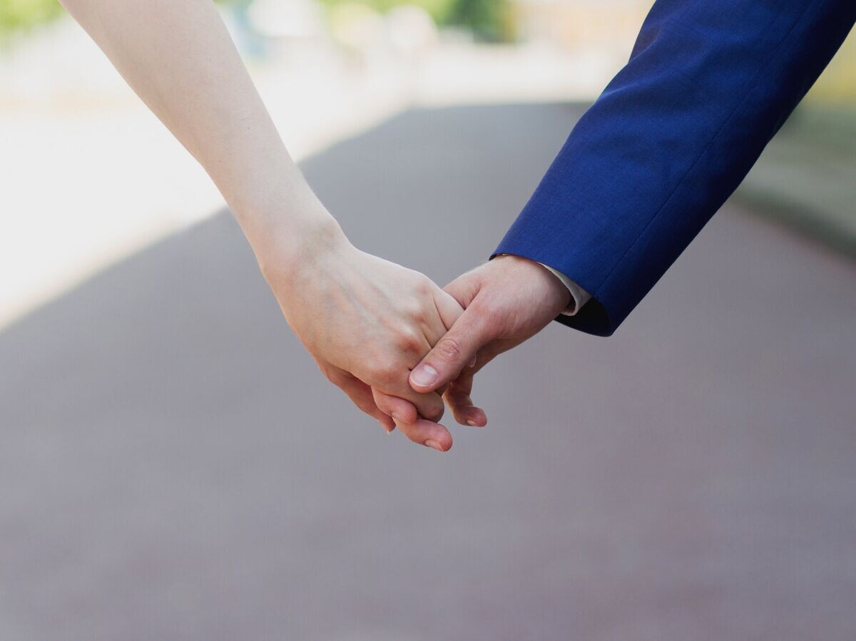    Влюбленные держатся за руки© Fotolia / zapuato