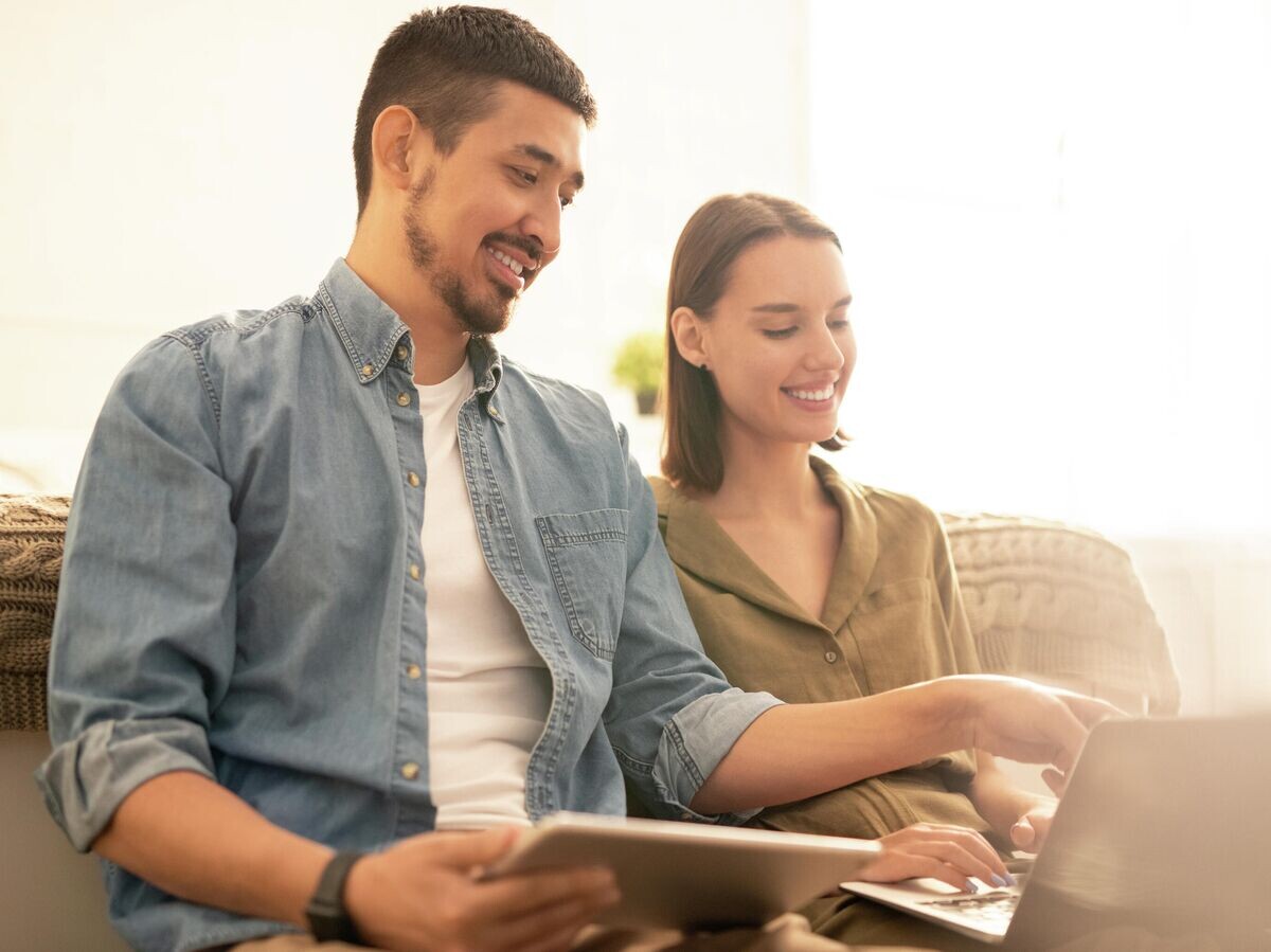    Молодая пара с ноутбуком© Depositphotos.com / pressmaster