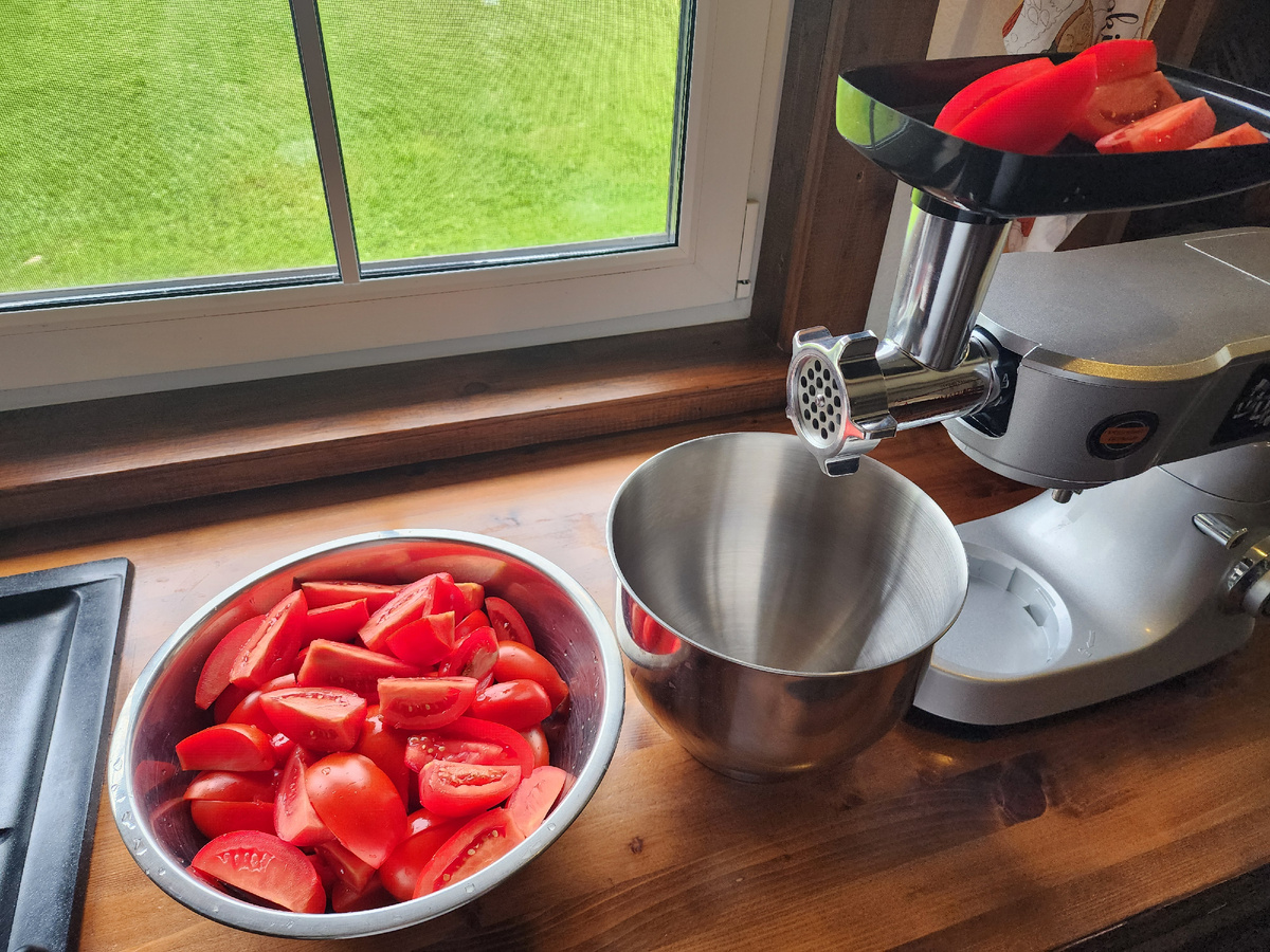 Томаты прокручиваю мясорубкой, но можно порезать.