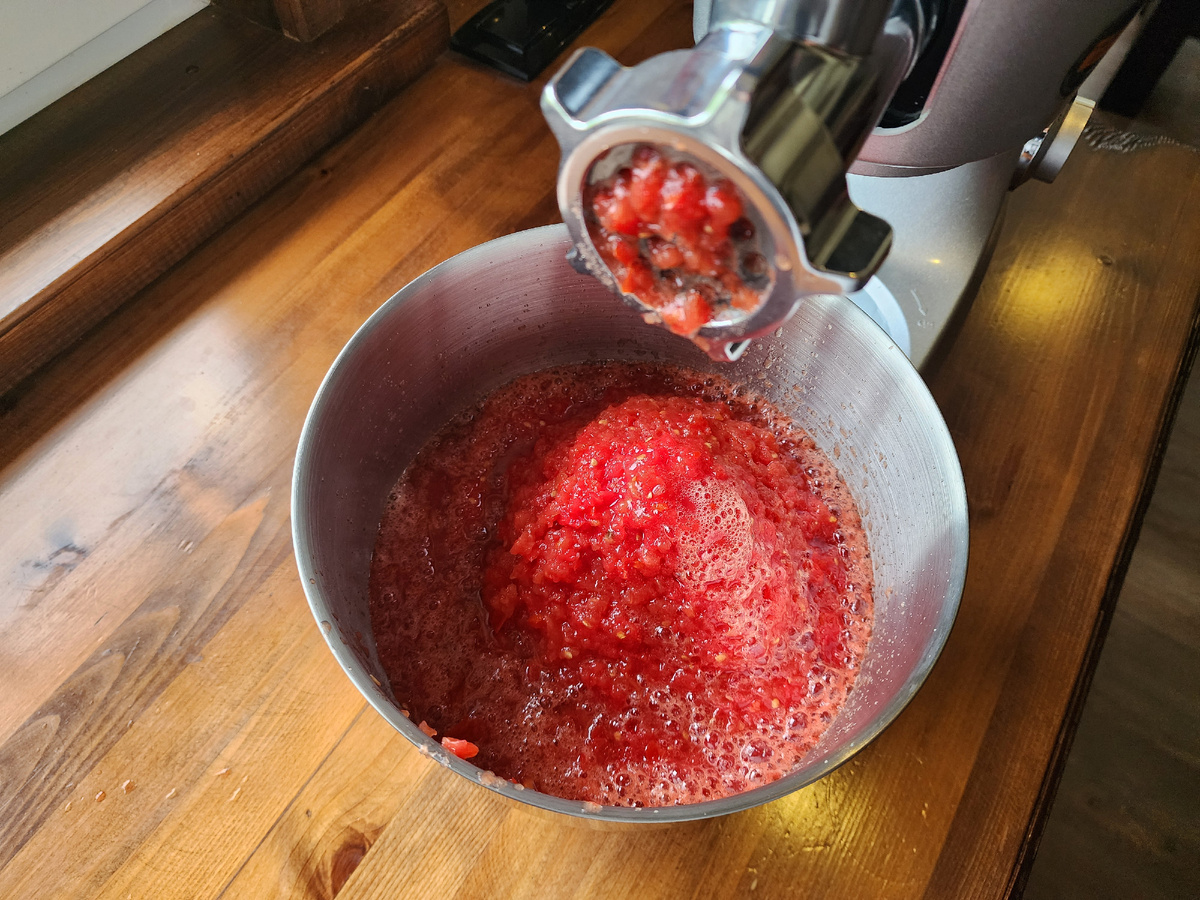 Ячейка мясорубки - крупная.