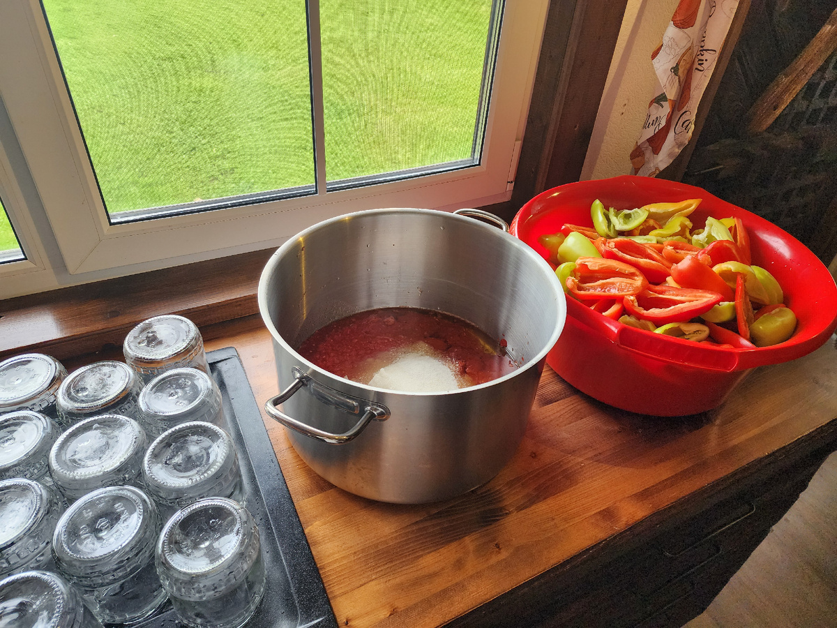 Все необходимые ингредиенты отправлены в кастрюлю.