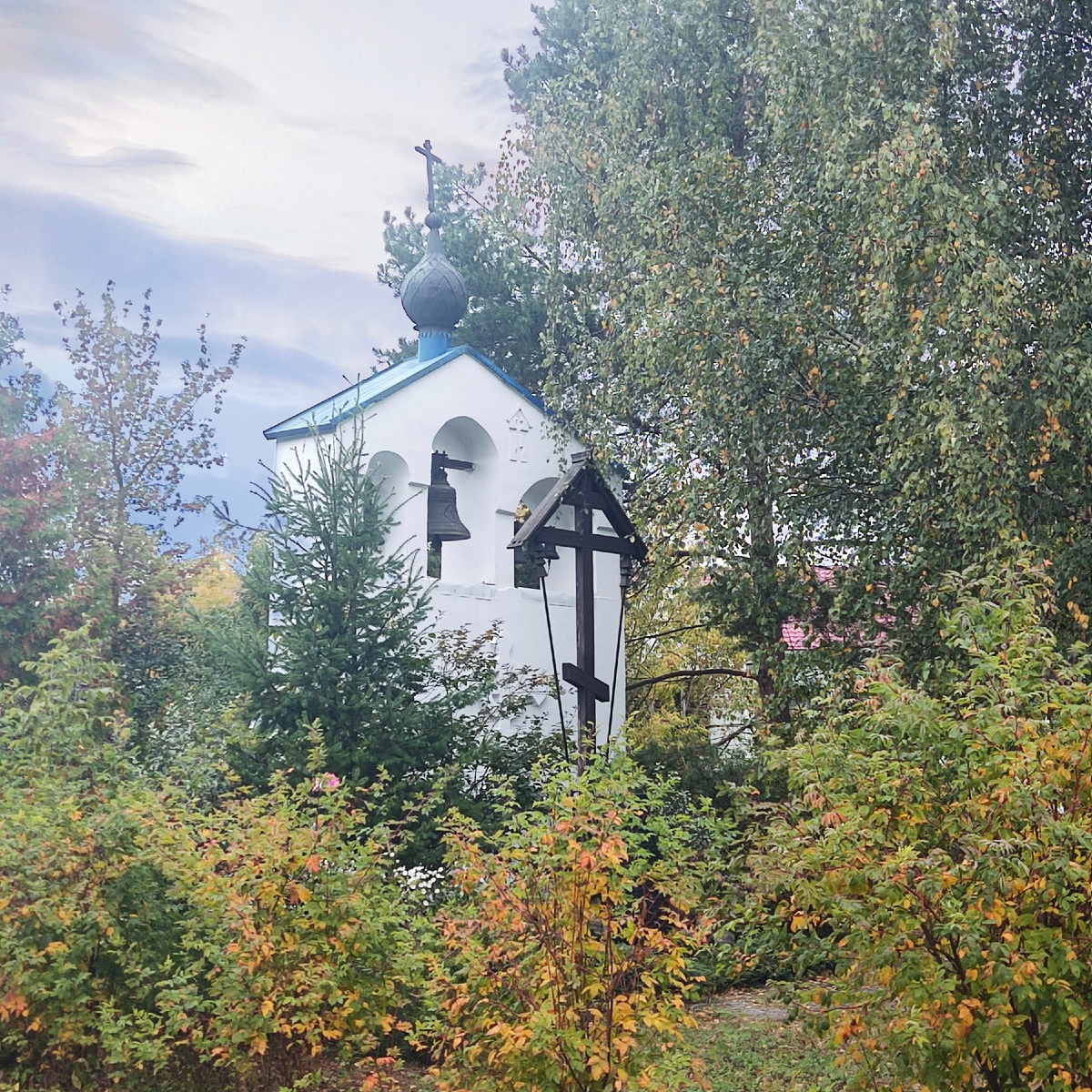 Звонница, возведена в 2008 году в стиле псковской архитектуры. Ранее у Успенской церкви была колокольня