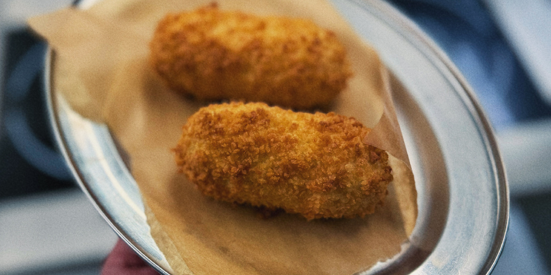 Технология приготовления А-ля котлеты по-киевски с сыром моцарелла (просто,вкусно,сырно)