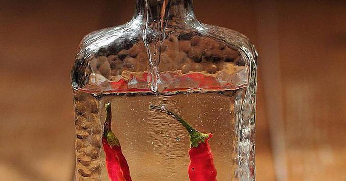 На фото самогонка с перцем, классика жанра...