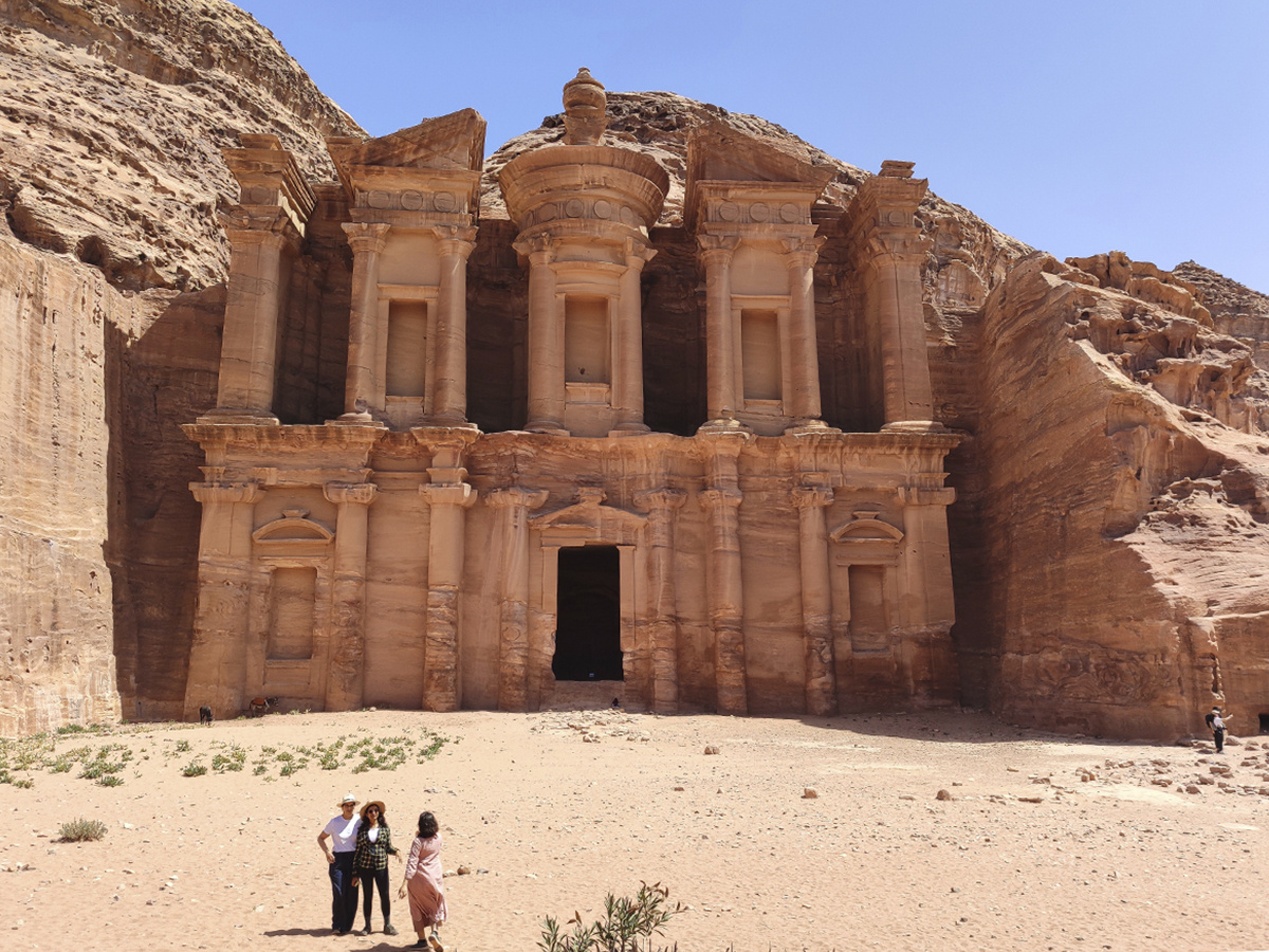 Монастырь в Петра даже выше (и красивее, на мой взгляд) знаменитой на весь мир Казны, с которой Петра начинается