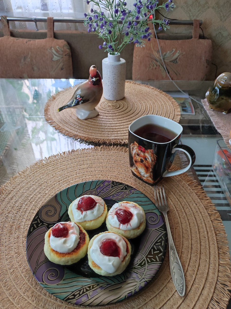 Сырники со сметаной и вареньем, чай. (фото из архива)