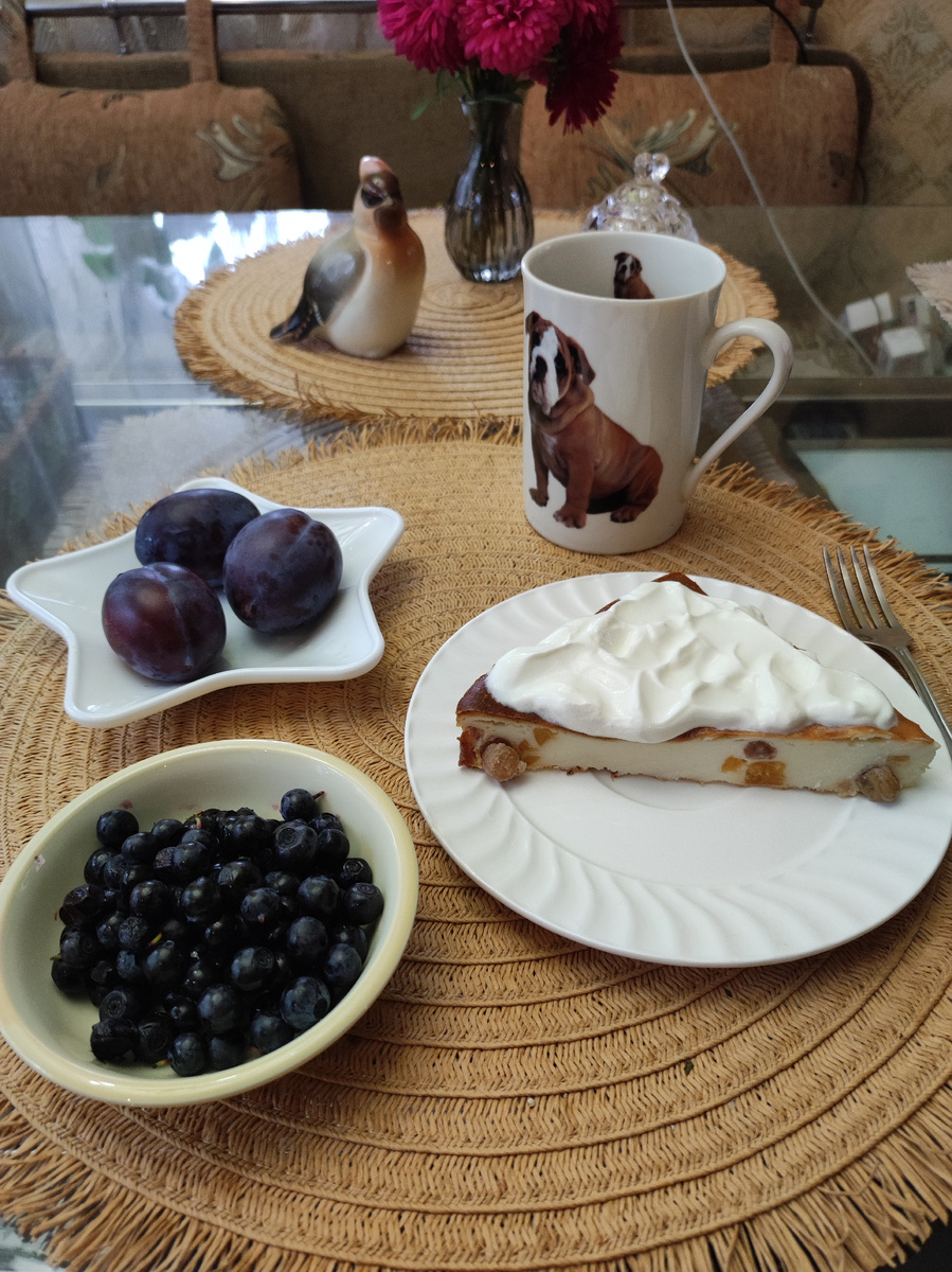 Запеканка со сметаной, черникой, сливы, кофе (фото вчерашнее)