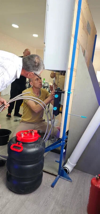 На фото: обучение сантехников на курсах Дмитрия Пыжьянова