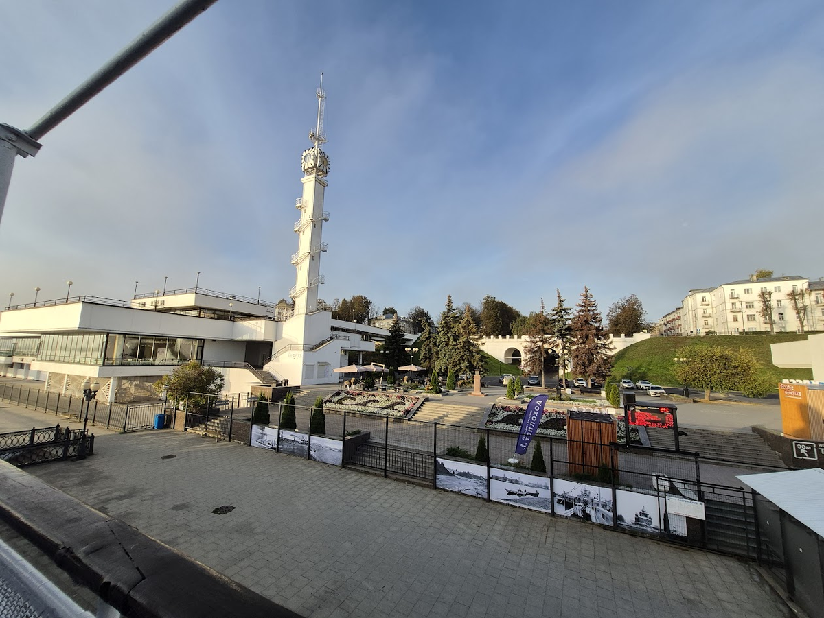 Вид с корабля на набережную Ярославля