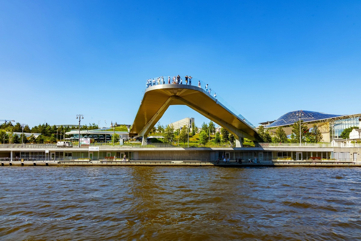 Парящий мост находится в паре минутах ходьбы от Кремля. Фото: Oleg Podlesnykh / Unsplash