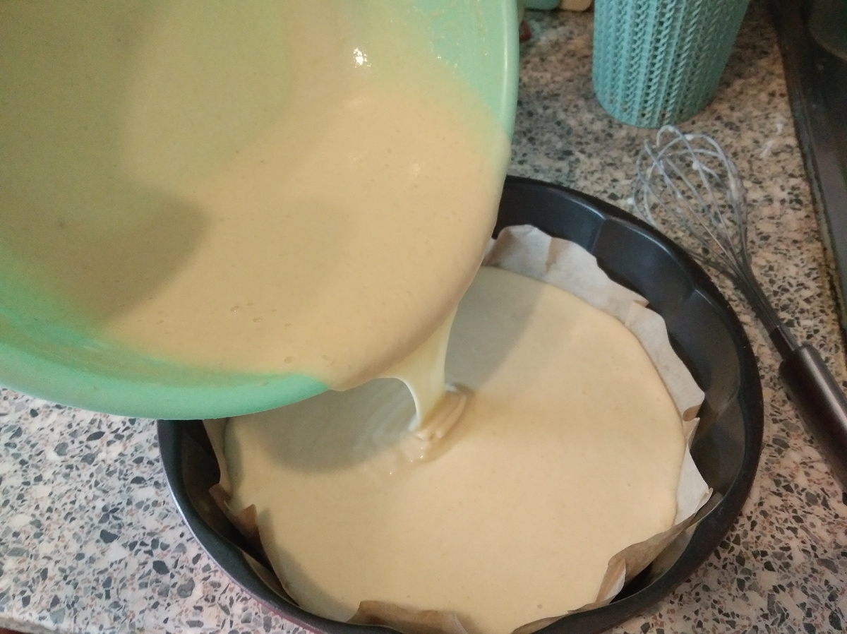 Выливаю тесто в форму диаметром 22 см