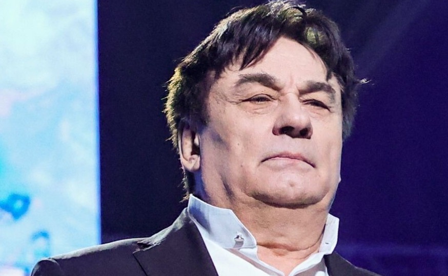 Александр Серов выгнан со сцены — зрители забросали его бутылками