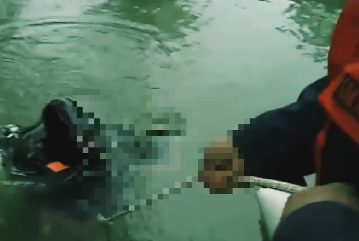 Фотография поднятых останков девушки со дна реки Десна