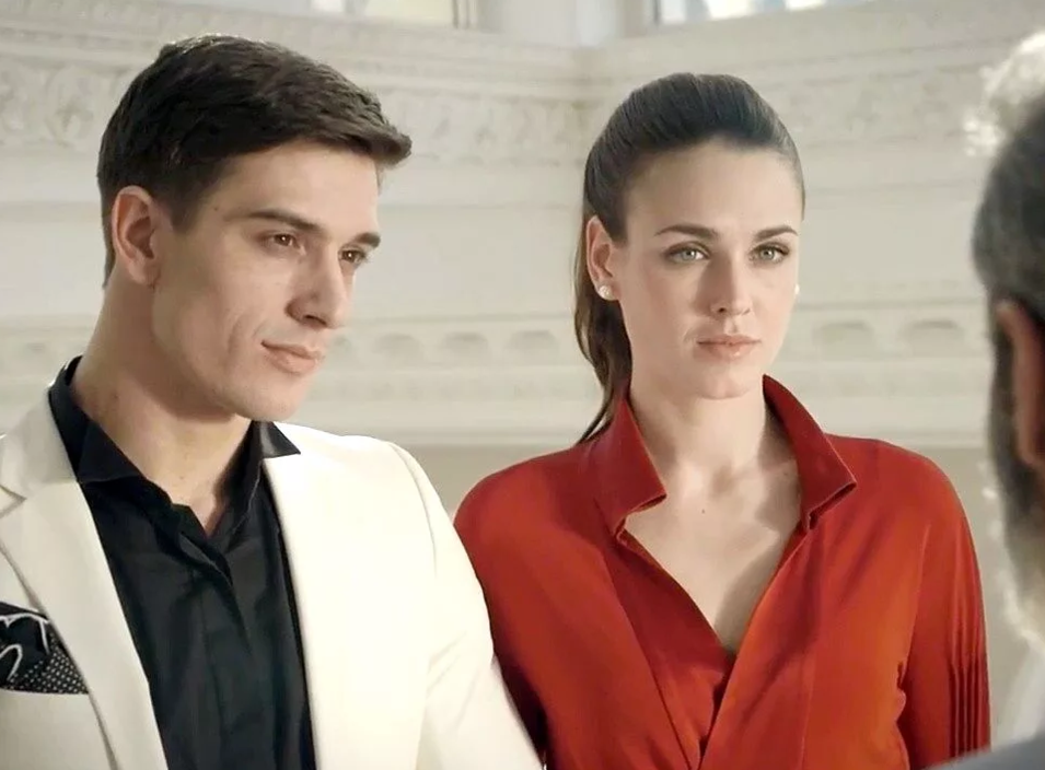 Ирина Антоненко и Станислав Бондаренко, кадр из сериала «Золотая клетка»