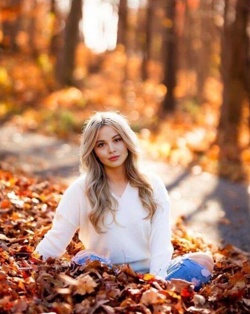 Внутри у каждой — загадка и огонь,
Женская энергия — нежность и мощь.