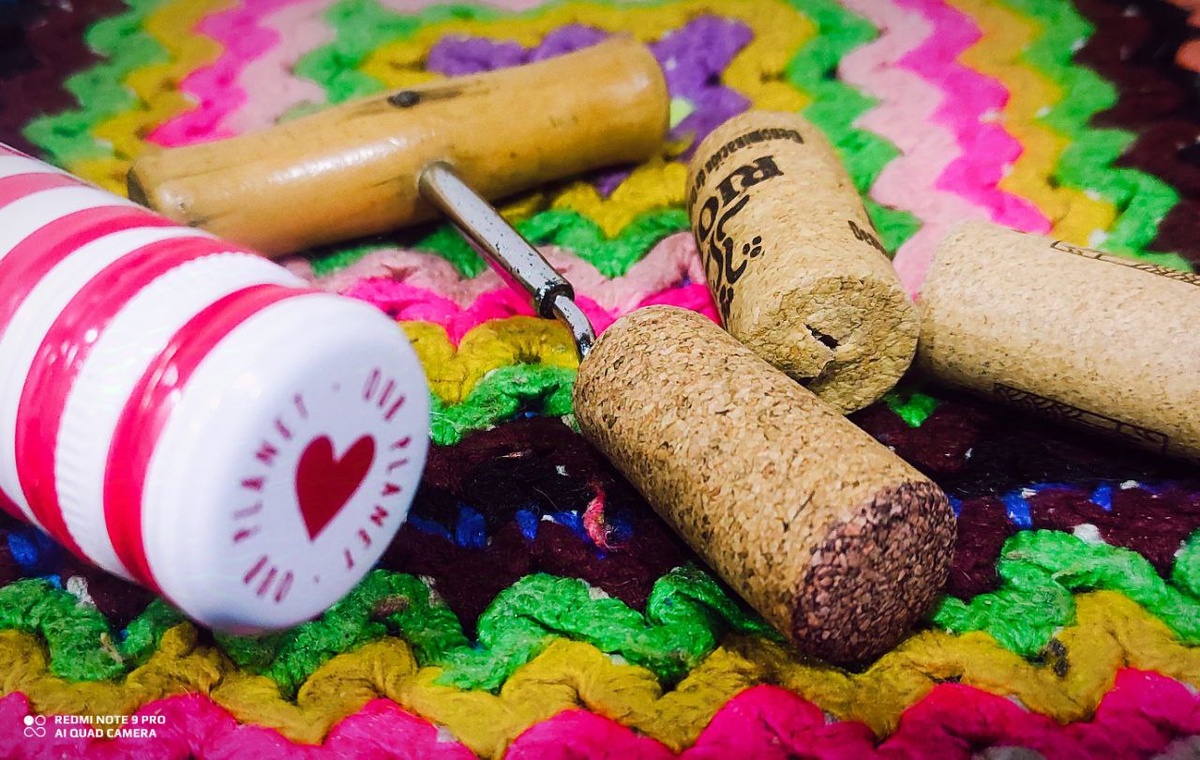 Из моей личной коллекции. Слева пример металлической пробки и справа тралиционные.