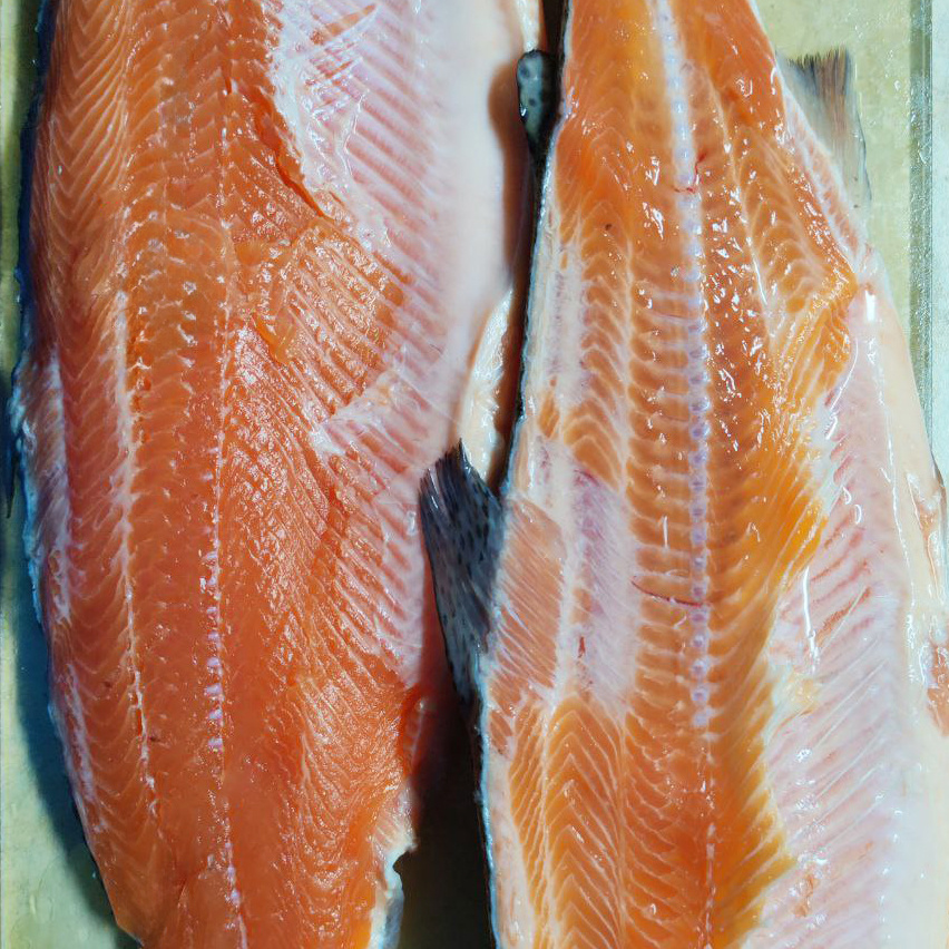 Срез пополам форели