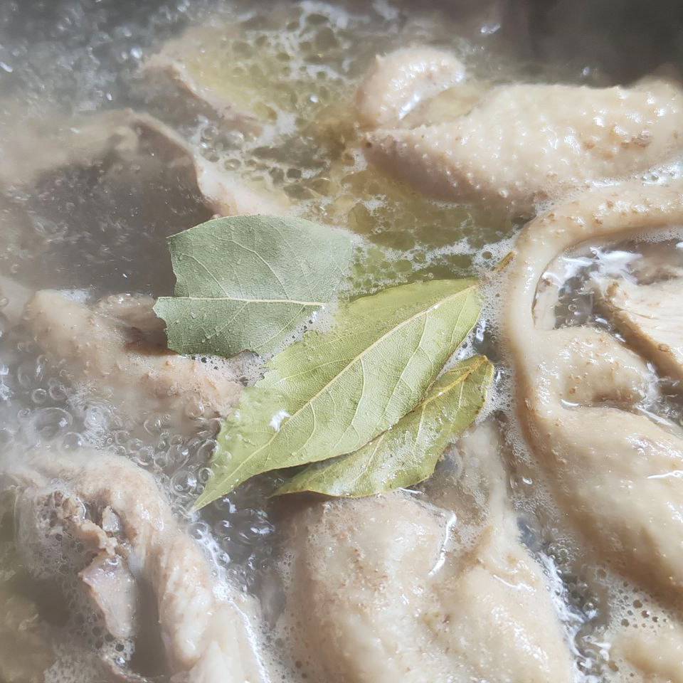 Варка бульона, кладем лавровый лист