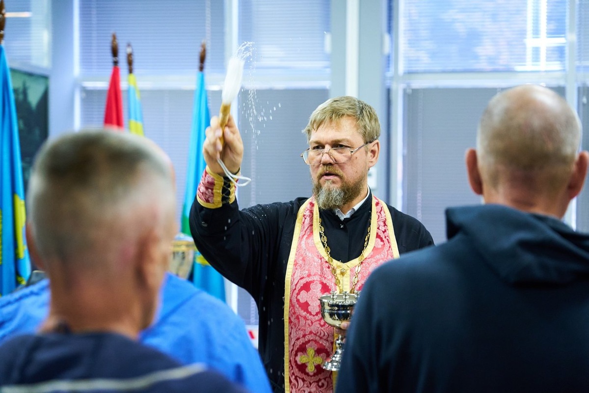    В Ханты-Мансийске военнослужащие перед отправкой на СВО получили напутствие от священника