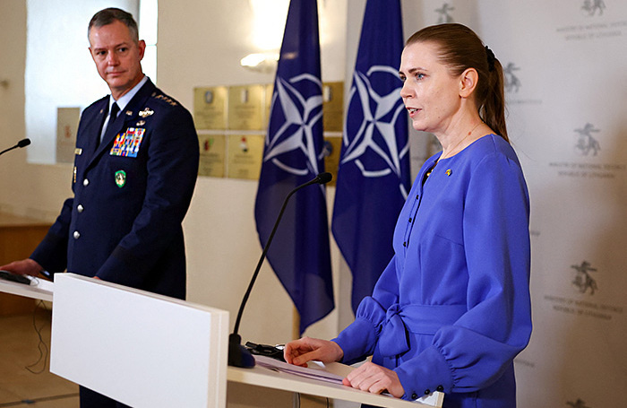    Главком ОВС НАТО в Европе Алексус Гринкевич и глава минобороны Литвы Довиле Шакалене.REUTERS/Kacper Pempel
