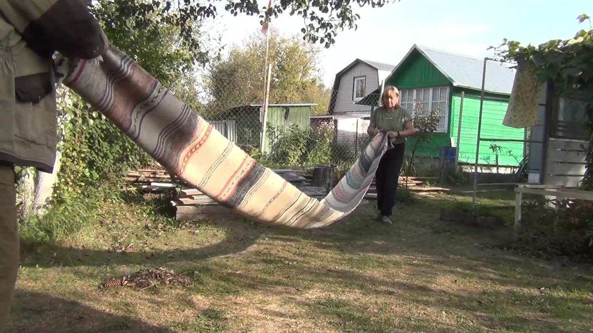 Выбиваем половики неправильно