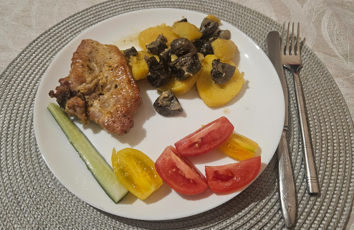 Запекла потом корейку с картошкой и грибами.