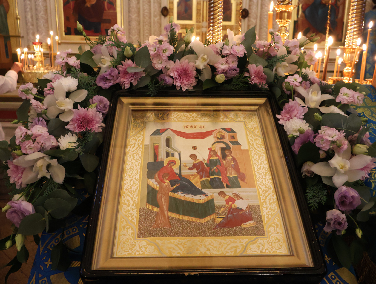 Листайте галерею, фотографии сегодняшней Всенощной. В нашем храме начали отмечать День Рождения Богородицы (3 фото)